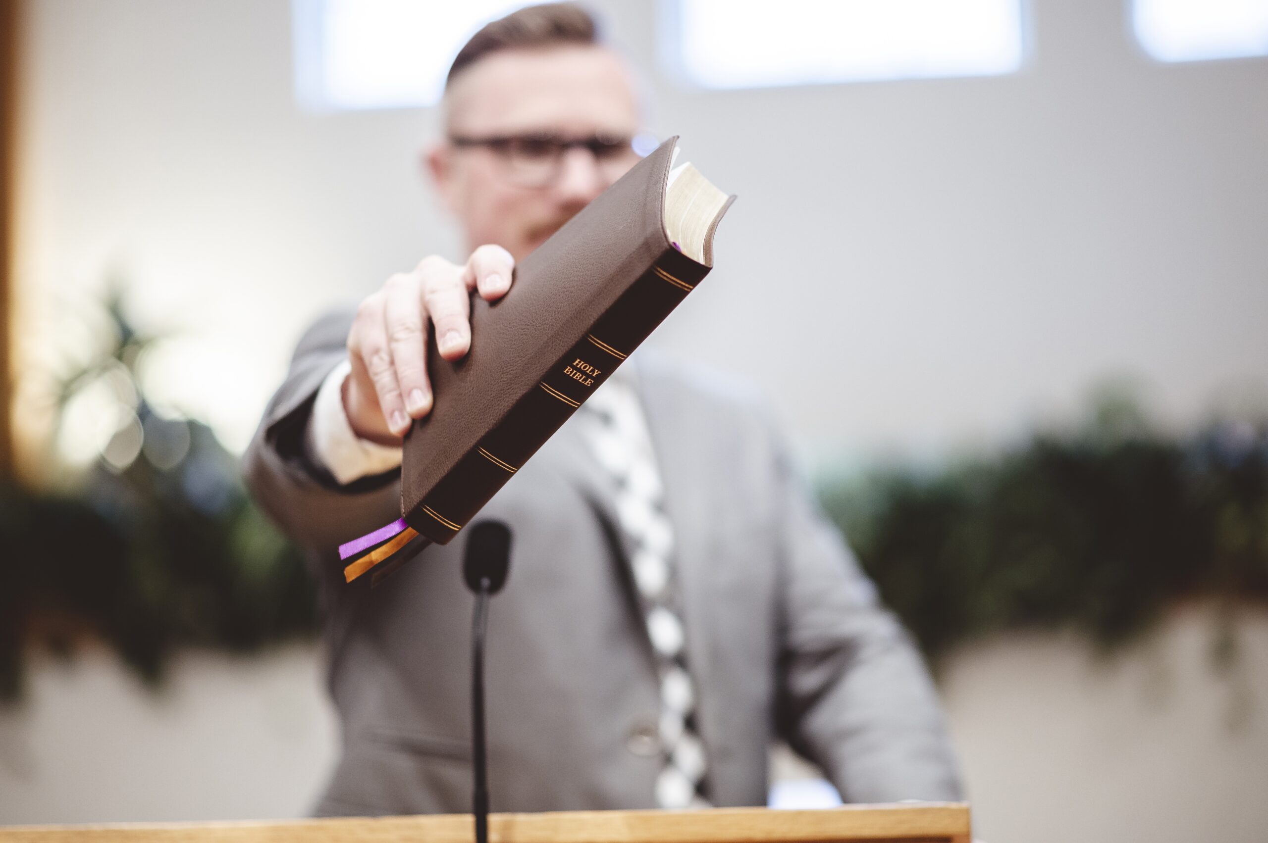 pastor pregando a palavra de Deus